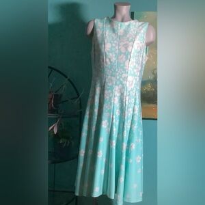 Feminine Aline sleeveless dress. Exposed silver zipper in the back